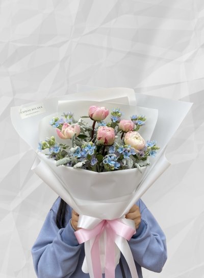 5 peonies oxy bouquet